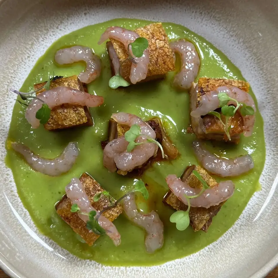 Torrezno pibil, aguachile de manzana y gamba blanca